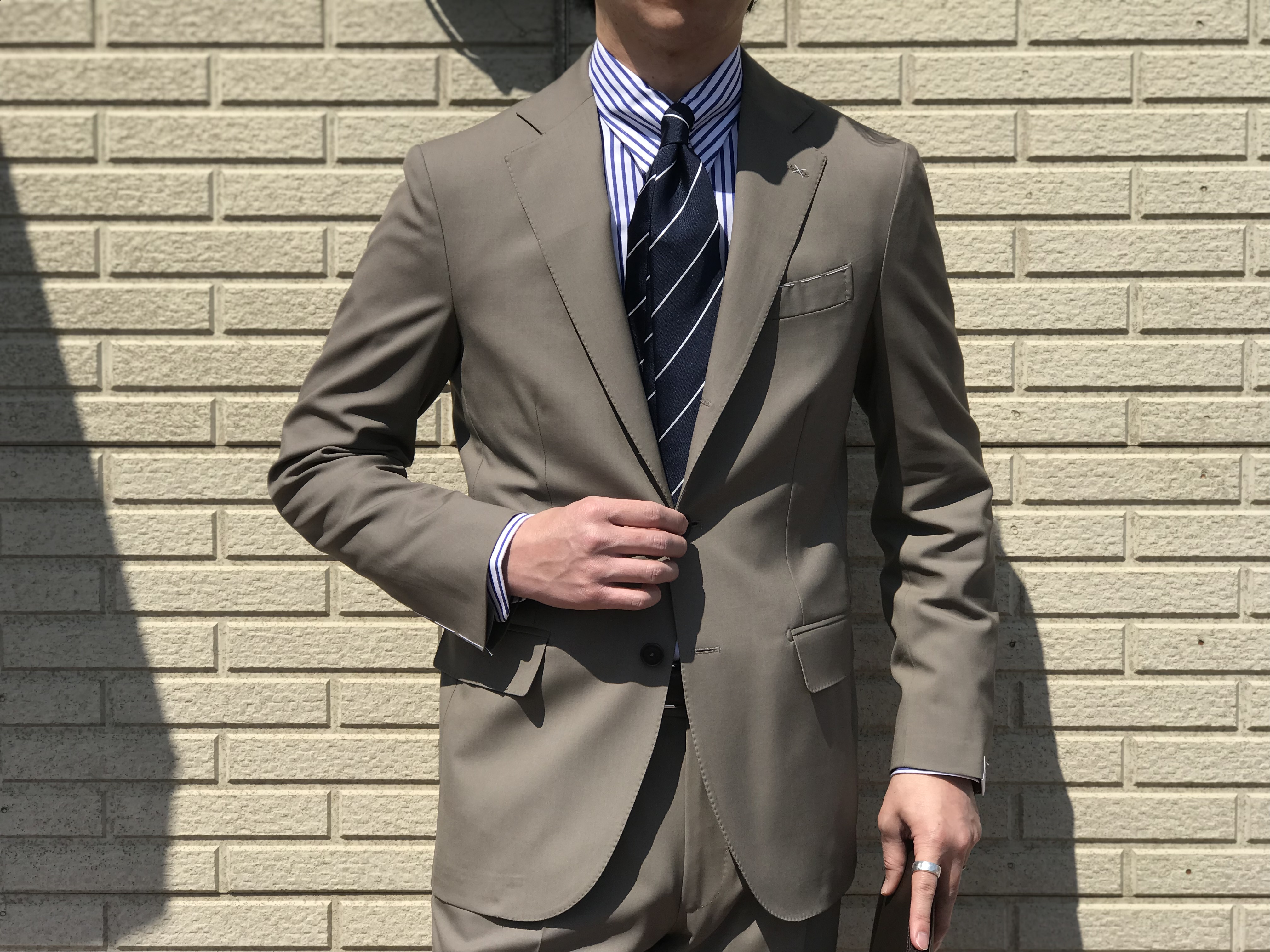 GLORYGUY & Cachette｜エレガントなスーツと、それをスマートに見せる