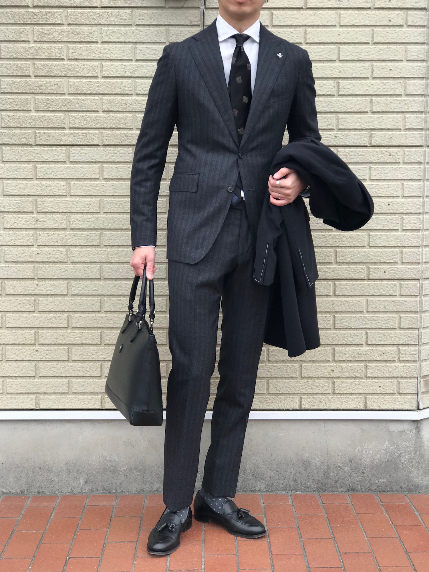 クラシコスタイルにモダンなブラックタイが気分! 【TAGLIATORE】「VESVIO」オルタネートストライプ柄スーツ!!