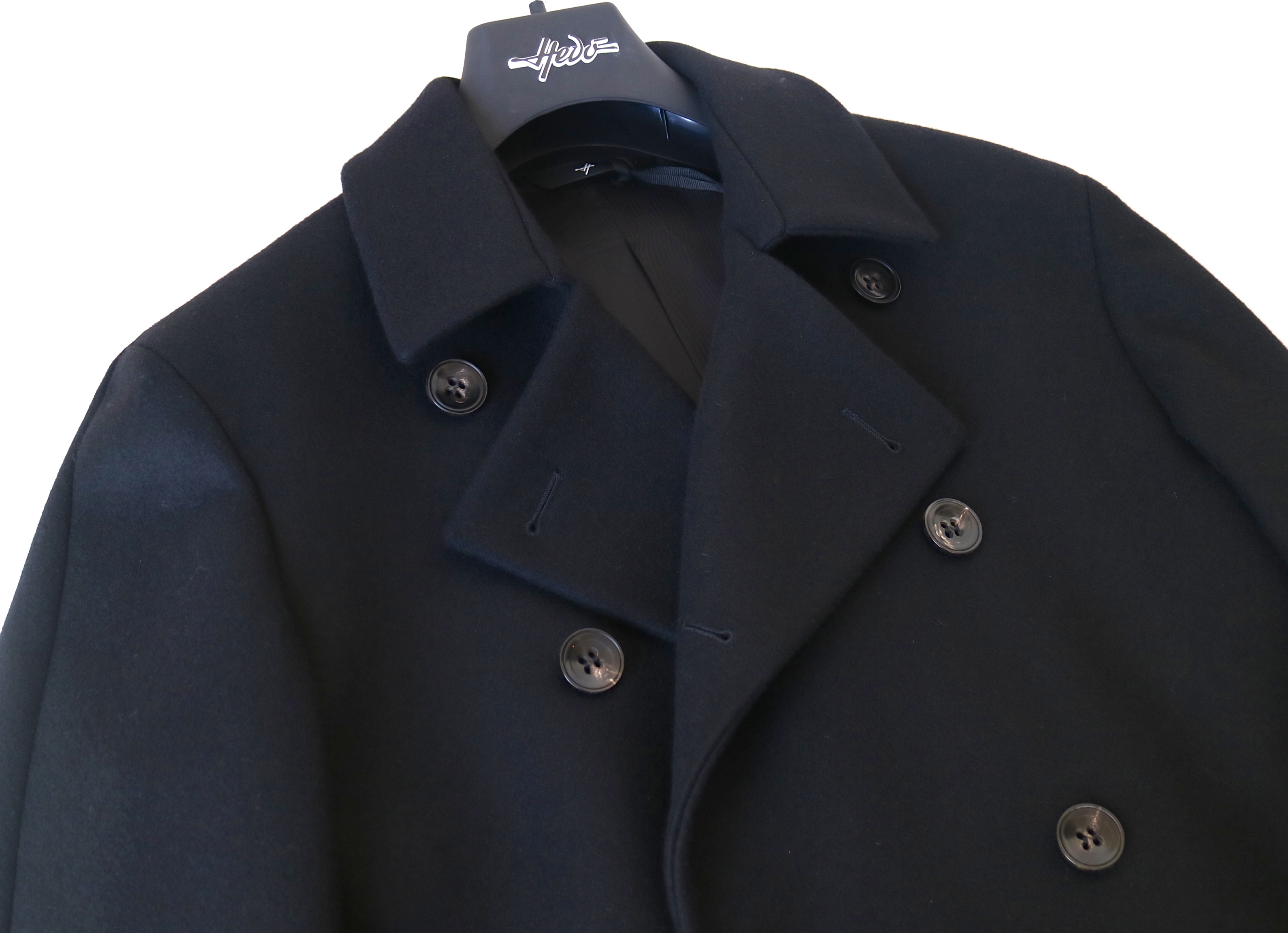 GLORYGUY & Cachette｜コート専業ブランド・Hevo/イーヴォ。今季ご紹介の第1弾は、ロング丈のウール・ブラックコート